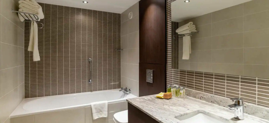 Hilton London Gatwick Airport Deluxe Family Bathroom 11(1)